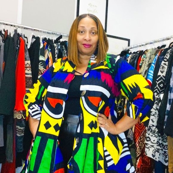 Meet your Posher, Nicole - Picture 1 of 2